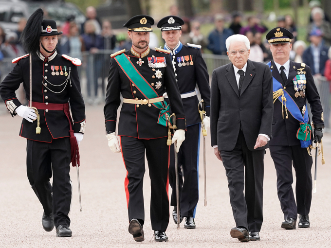 President Sergio Mattarella inspects the Guard of Honour in the Palace Square, accompanied by Crown Prince Haakon. Photo: Lise Åserud, The Royal Court